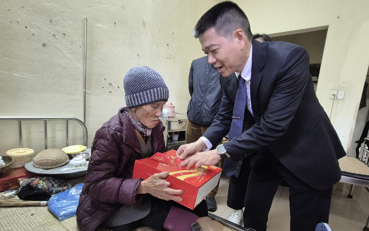  ‘Chuyến xe yêu thương’ bệnh nhân nghèo về quê đón Tết - Ảnh 2.