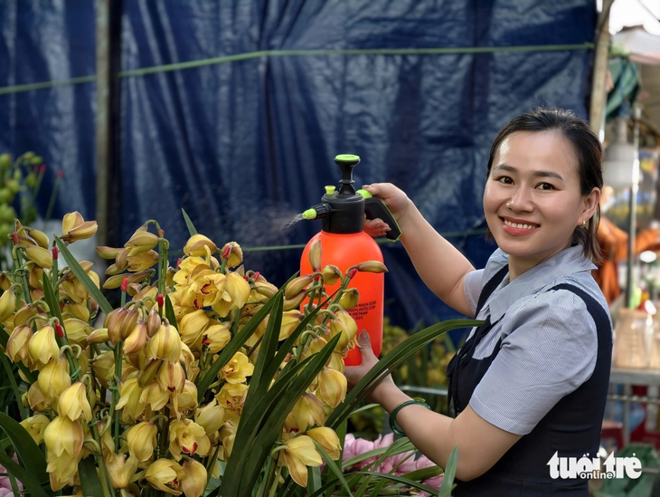 Nhất chi mai Sa Pa, đào Mộc Châu 'đổ bộ' chợ hoa xuân Buôn Ma Thuột - Ảnh 6.