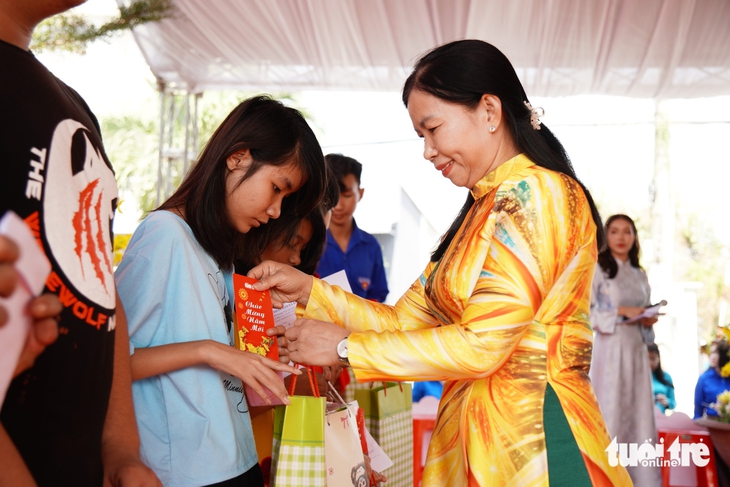 Báo Tuổi Trẻ và xã Bình Lợi trao quà Tết cho trẻ em và hộ dân khó khăn - Ảnh 2.