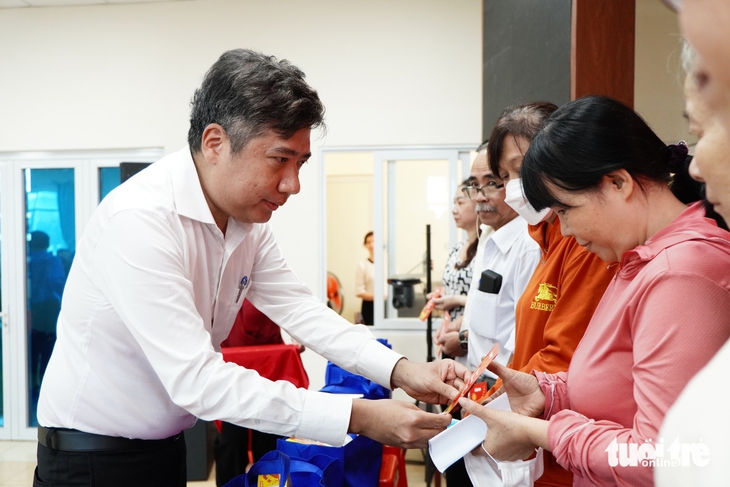 Báo Tuổi Trẻ trao 100 phần quà chăm lo Tết cho người dân phường Bình Hưng Hòa  - Ảnh 3.