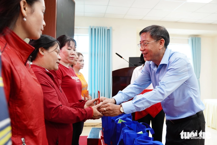 Báo Tuổi Trẻ trao 100 phần quà chăm lo Tết cho người dân phường Bình Hưng Hòa  - Ảnh 4.