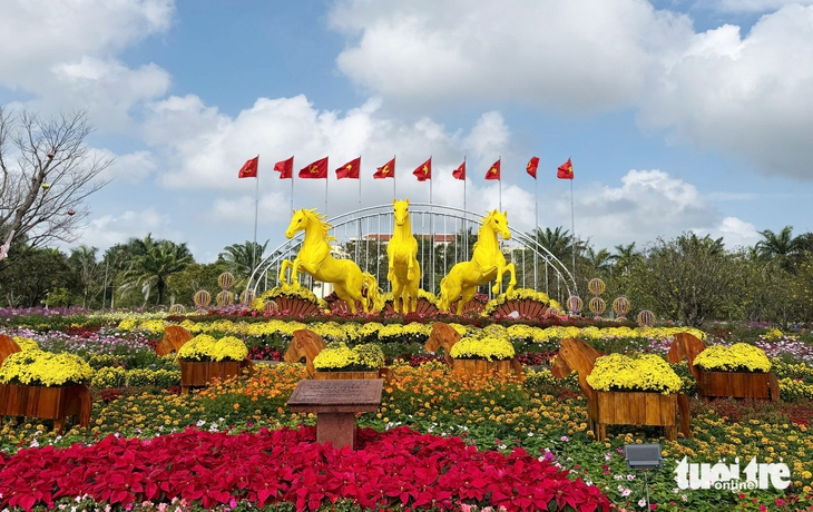 Người dân check-in bộ ba ngựa vàng 'Tam mã phi thiên' - Ảnh 2.