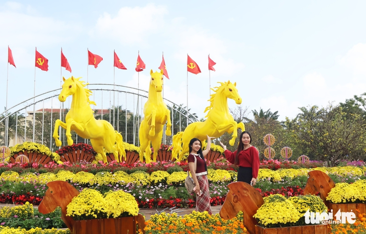 Người dân check-in bộ ba ngựa vàng 'Tam mã phi thiên' - Ảnh 7.