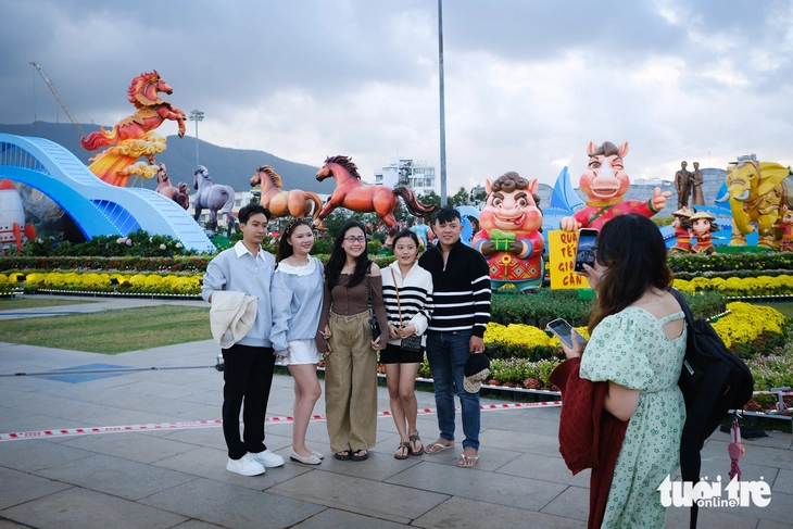 Ngựa 'mặt quạu' Gia Lai xài iPhone 17 nổi như cồn khắp cõi mạng - Ảnh 7.