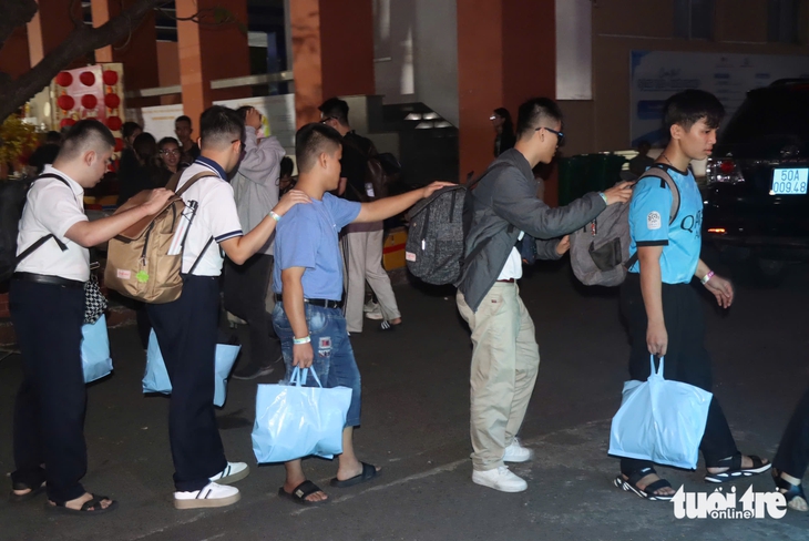 Đêm Sài Gòn, 'Chuyến xe số 7+' đưa 300 bà con khó khăn về quê ăn Tết - Ảnh 8.