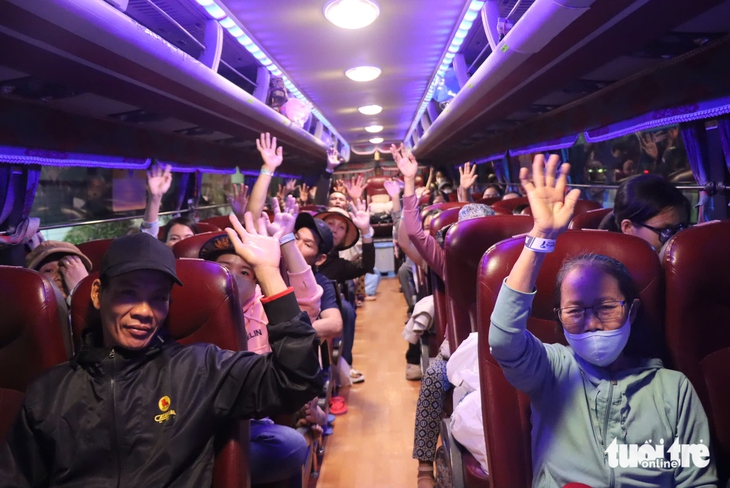 Đêm Sài Gòn, 'Chuyến xe số 7+' đưa 300 bà con khó khăn về quê ăn Tết - Ảnh 3.
