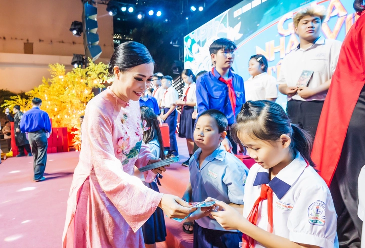 Cẩm Ly, Hồ Ngọc Hà phát lì xì, mang Tết sớm đến trẻ em mồ côi, khó khăn - Ảnh 3.