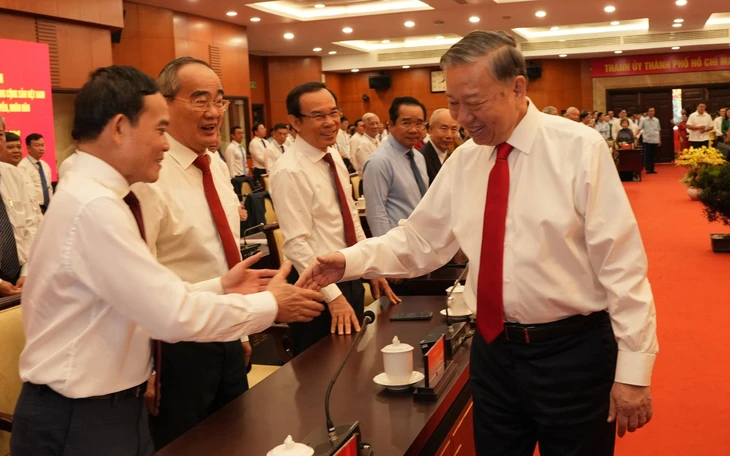 Tổng Bí thư Tô Lâm thăm, chúc tết nhà nghiên cứu Nguyễn Đình Tư - Ảnh 4.