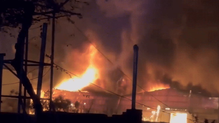 Khu xưởng nhựa lớn ở Hưng Yên bốc cháy ngùn ngụt lúc nửa đêm - Ảnh 1.