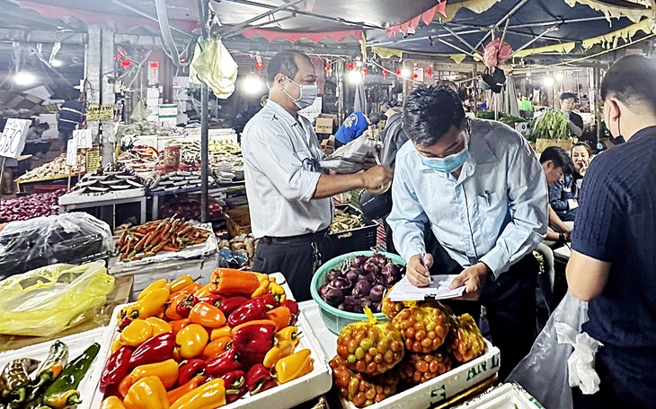 Chợ đồ cúng ông Táo trầm lắng, tiểu thương ngóng khách sát giờ G - Ảnh 6.