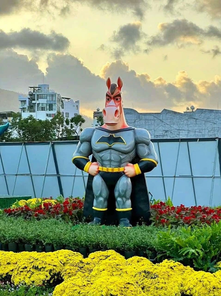 Linh vật ngựa xài iPhone 17 màu cam gây bão mạng - Ảnh 2.