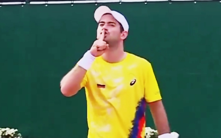 Tay đấm MMA cắn tai đối thủ, rời lồng bát giác trong “mưa ghế” - Ảnh 2.