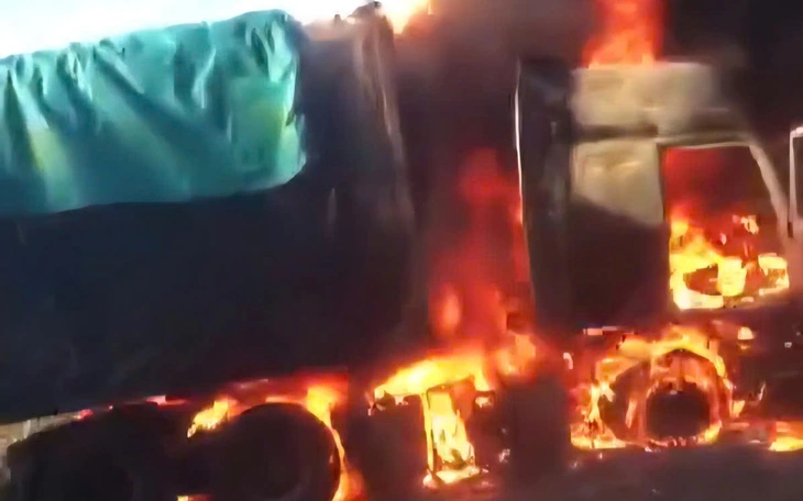 Cháy khu kinh tế đêm ở Măng Đen, nhiều gian hàng bị thiêu rụi - Ảnh 3.