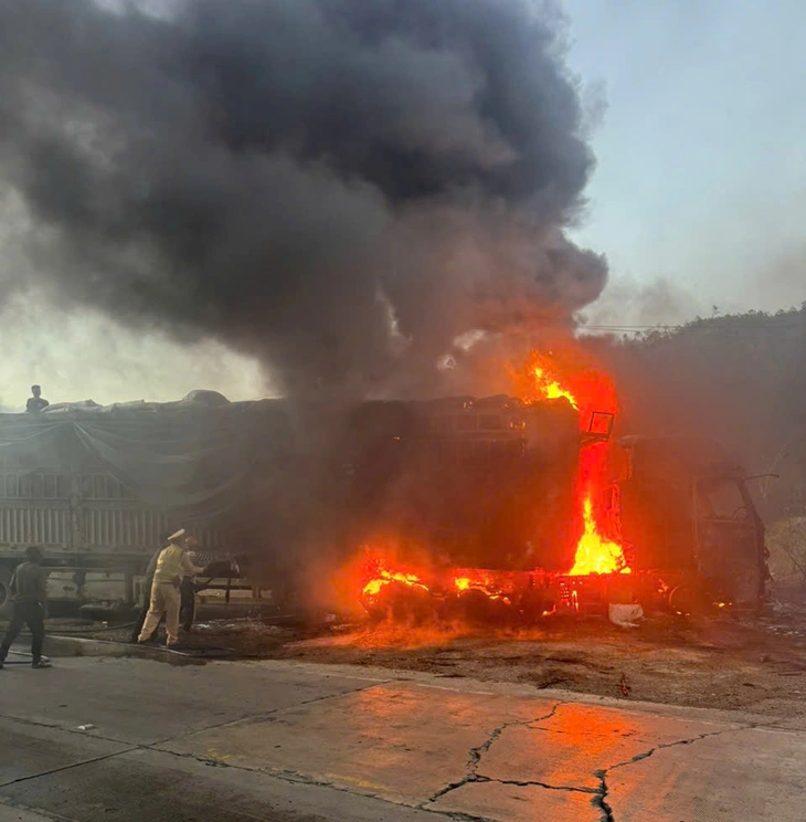 Xe đầu kéo cháy dữ dội trên đèo Lò Xo - Ảnh 2.