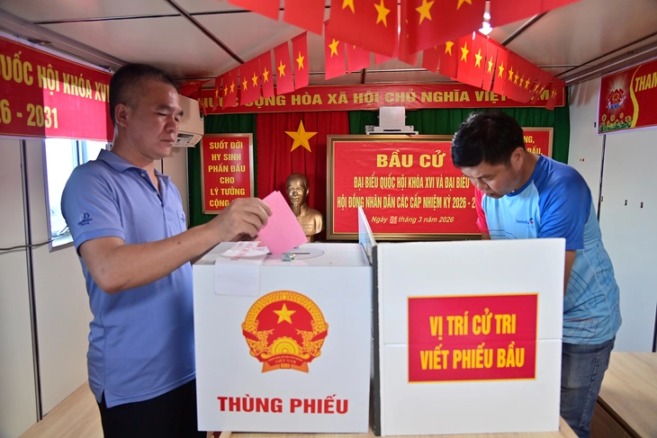 Mang phiếu bầu đến với cử tri nơi đầu sóng ngọn gió - Ảnh 1.