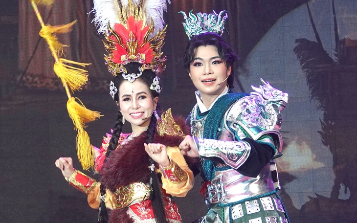 Đoàn nghệ thuật cải lương Vàm Cỏ ra Bắc, đông nghẹt khán giả đi xem - Ảnh 5.