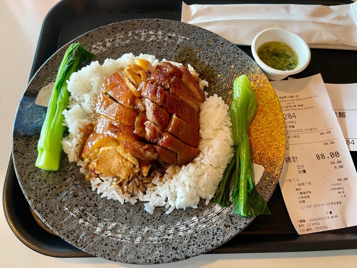 Đồ ăn ở sân bay đắt đỏ, bình thường hay 'chặt chém'? - Ảnh 3.