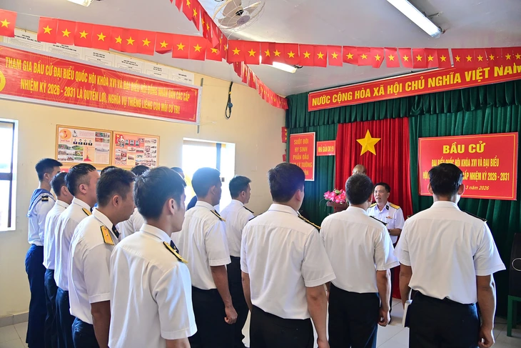 Mang phiếu bầu đến với cử tri nơi đầu sóng ngọn gió - Ảnh 5.