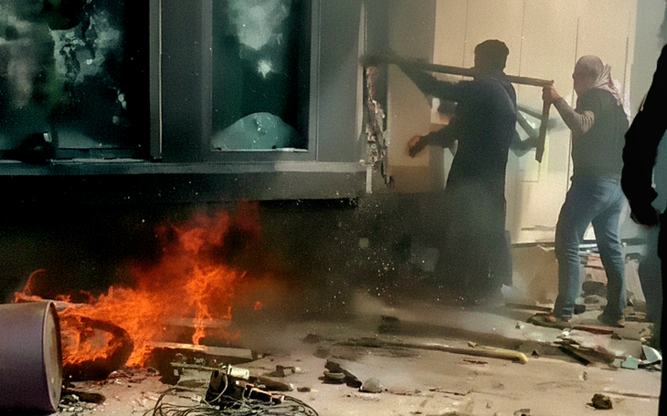 Mỹ lần đầu xác nhận đã nổ súng vào người biểu tình ủng hộ Iran ở Karachi - Ảnh 3.