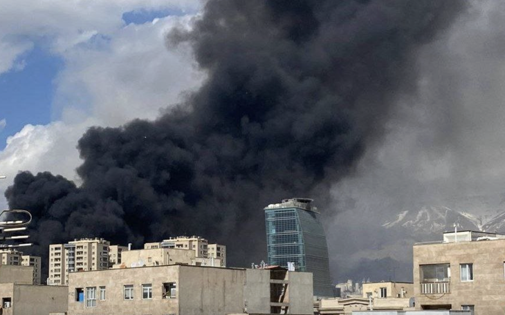 Du khách Việt 'chạy đua' thoát khỏi vùng chiến sự, vé máy bay tăng từng giờ - Ảnh 2.