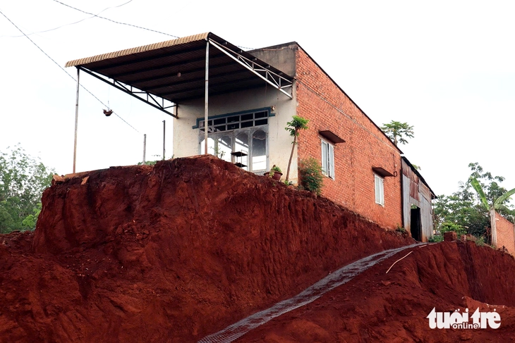 Hạ cốt nền làm đường, nhà mặt tiền bỗng cheo leo bên mép vực - Ảnh 2.