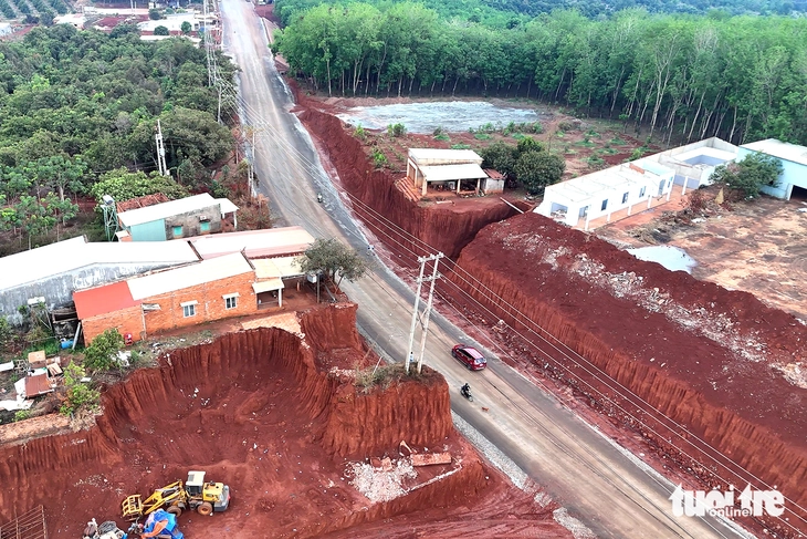 Hạ cốt nền làm đường, nhà mặt tiền bỗng cheo leo bên mép vực - Ảnh 3.