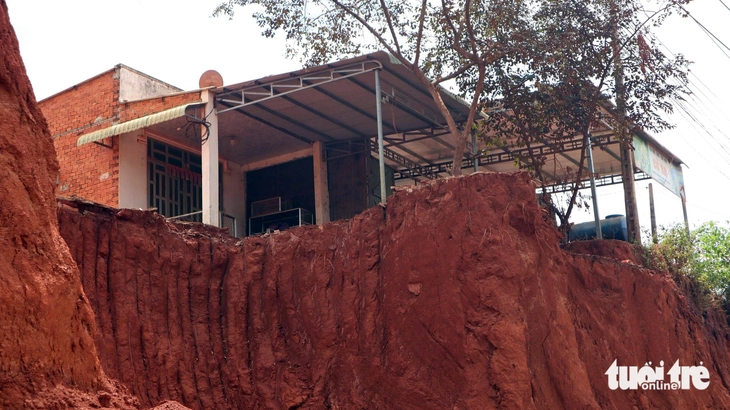 Hạ cốt nền làm đường, nhà mặt tiền bỗng cheo leo bên mép vực - Ảnh 5.
