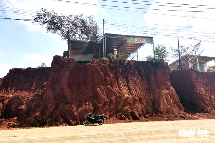 Hạ cốt nền làm đường, nhà mặt tiền bỗng cheo leo bên mép vực - Ảnh 6.