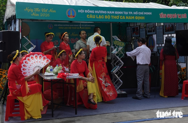 Phó chủ tịch UBND TP.HCM Trần Thị Diệu Thúy đánh trống khai mạc Ngày thơ Việt Nam tại TP.HCM - Ảnh 3.