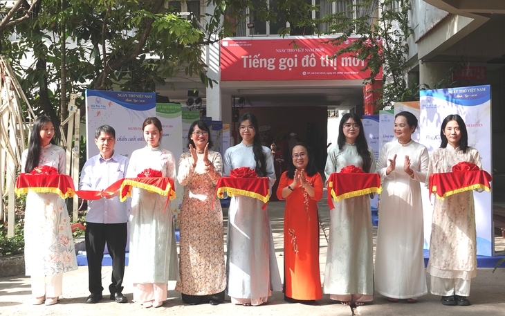 Phó chủ tịch UBND TP.HCM Trần Thị Diệu Thúy đánh trống khai mạc Ngày thơ Việt Nam tại TP.HCM - Ảnh 2.