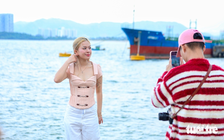 Cảng dưới chân đèo Hải Vân có gì mà chiều nào cũng đông kín người check-in? - Ảnh 9.