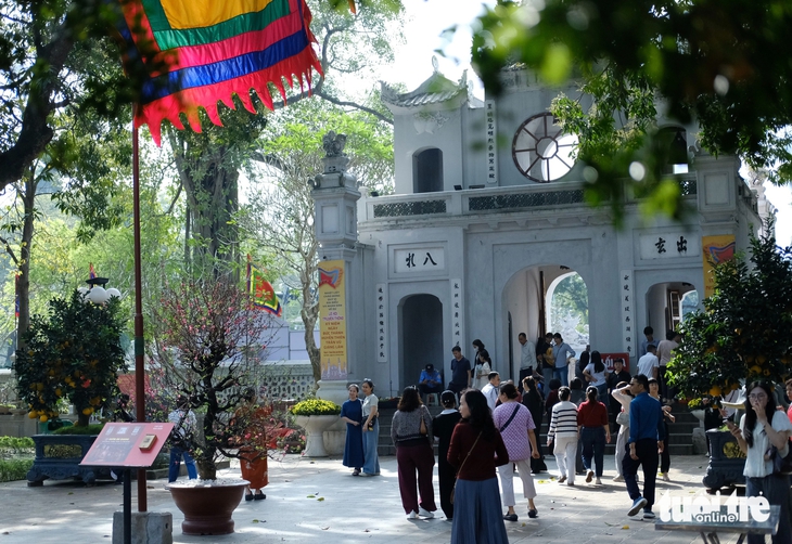 Những ngôi chùa hot nhất dịp rằm tháng giêng ở Hà Nội - Ảnh 2.