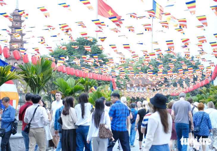 Những ngôi chùa hot nhất dịp rằm tháng giêng ở Hà Nội - Ảnh 16.