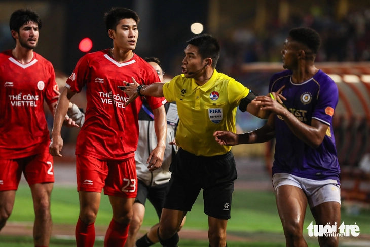 HLV Harry Kewell: 'Ở Ngoại hạng Anh, trọng tài không rút thẻ đỏ với lỗi như thế' - Ảnh 1.