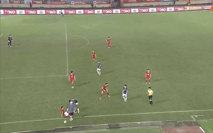 HLV Harry Kewell: 'Ở Ngoại hạng Anh, trọng tài không rút thẻ đỏ với lỗi như thế' - Ảnh 2.