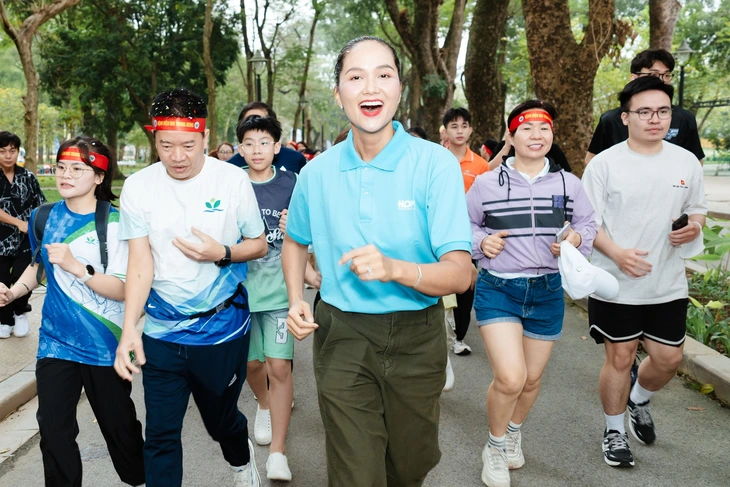 Hoa hậu H'Hen Niê, nhạc sĩ Hứa Kim Tuyền làm đại sứ Giải chạy vì trẻ em sống chung với bệnh hiếm - Ảnh 1.