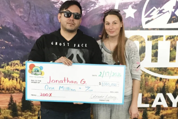 Mua vé số 'xả xui', người đàn ông bất ngờ trúng 1 triệu USD - Ảnh 1.