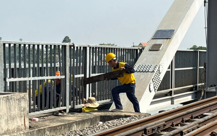 Chuyến tàu đầu tiên đi qua cầu Ghềnh, thông tuyến đường sắt Bắc - Nam - Ảnh 5.