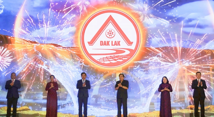 Trao giải nhất thiết kế biểu trưng tỉnh Đắk Lắk cho tác giả người Đà Nẵng - Ảnh 2.