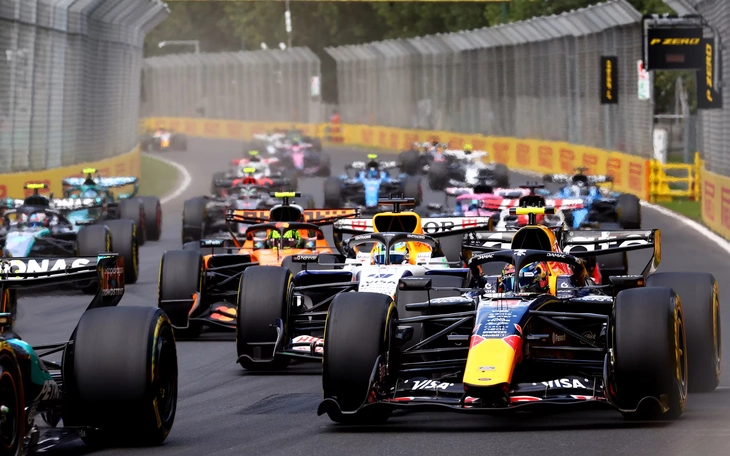 Lần đầu vô địch chặng F1, Kimi Antonelli lại 'sượng trân' trên bục, dân mạng té ngửa khi hiểu lý do - Ảnh 2.