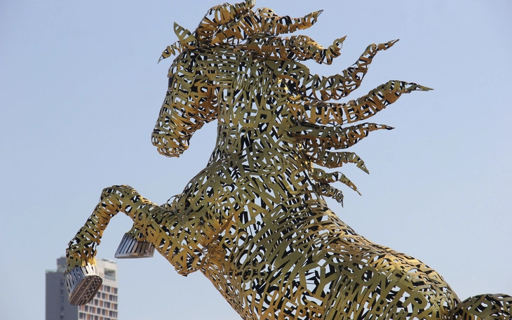 Linh vật ngựa bên bờ sông Hương bị cháy - Ảnh 2.