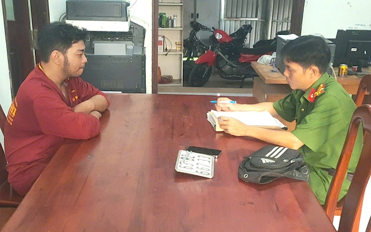 Tên cướp nhờ tài xế xe ôm công nghệ trả lại điện thoại cho cô gái - Ảnh 2.