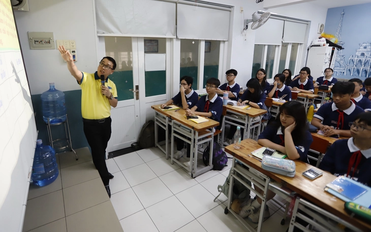 Quyền Bộ trưởng Hoàng Minh Sơn trả lời về triển khai Hiệu trưởng xác nhận học bạ thay cấp bằng THCS - Ảnh 2.