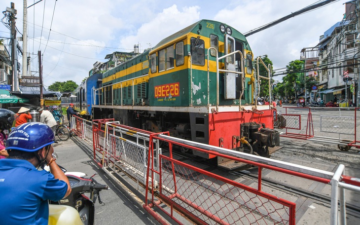 Xử phạt người phụ nữ lao thẳng vào rào chắn đường sắt, suýt mất mạng - Ảnh 2.