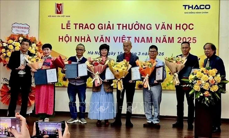 Giải thưởng văn học hằng năm còn để nhìn lại những vấn đề của đời sống văn học - Ảnh 2.