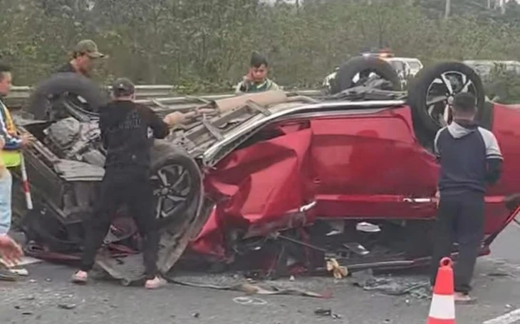 Xe tải tông đuôi xe đầu kéo dừng trên quốc lộ 1, một người tử vong - Ảnh 6.