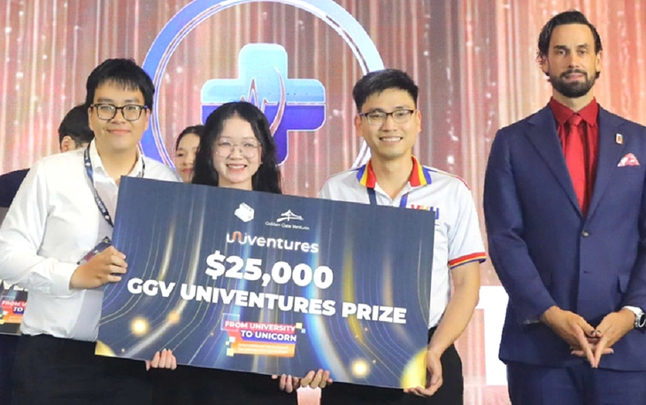 Sinh viên làm khẩu trang tiện lợi đi mưa - Ảnh 3.