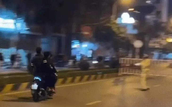 Xe khách đi trên cao tốc, tài xế và 2 phụ xe vẫn đánh bạc  - Ảnh 2.