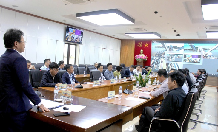 Chuyến tàu đầu tiên đi qua cầu Ghềnh sau 5 ngày đường sắt gián đoạn vì bị sà lan va vào cầu - Ảnh 4.