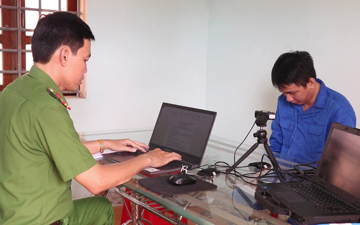 Bị khởi tố về tội sử dụng trái phép vũ khí quân dụng vì dùng dao đánh cán bộ an ninh trật tự - Ảnh 2.